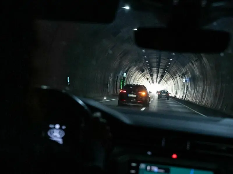 Autos fahren durch einen Tunnel