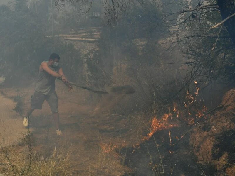 Großbrand nahe Athen