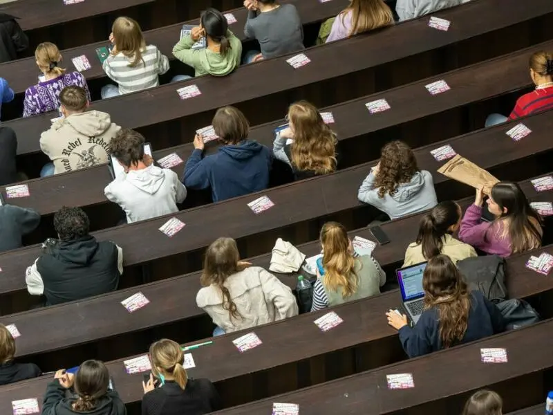 Studierende im Hörsaal