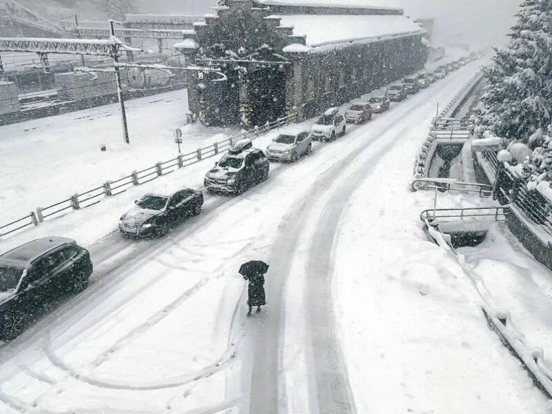 Brennerautobahn nach schweren Schneefällen teilweise gesperrt