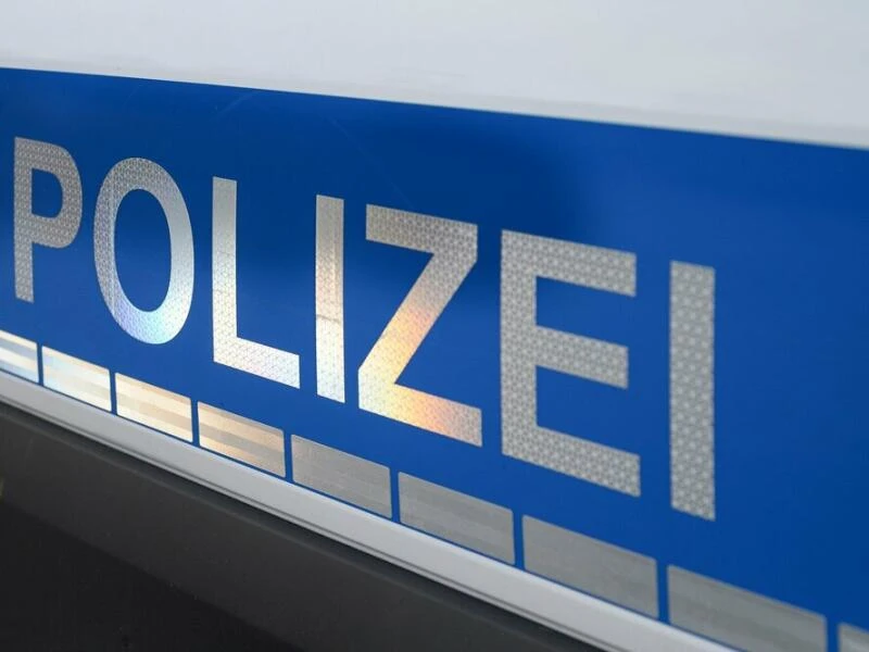 Der Polizei-Schriftzug auf einem Einsatzwagen.