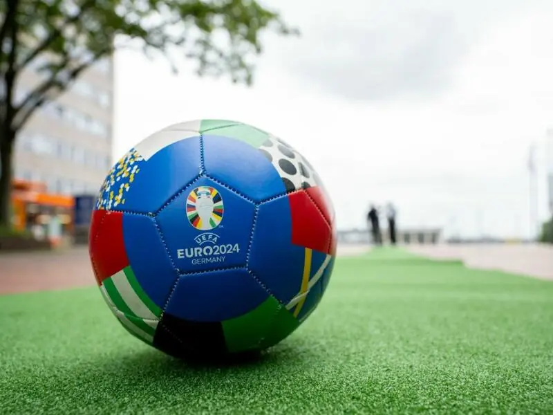 Verlegung des grünen Teppichs für die UEFA EURO 2024