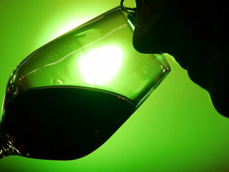 Eine Person riecht an einem gefüllten Weinglas