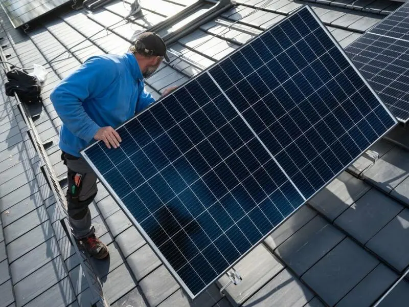 Mann installiert Solaranlage