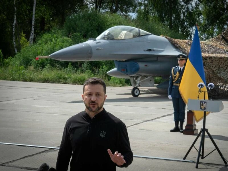 Ukraine-Krieg - Selenskyj stellt erste F-16 der Ukraine vor