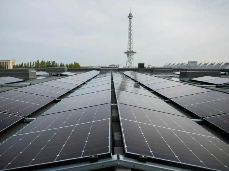 Bau von Berlins größter Photovoltaik-Anlage