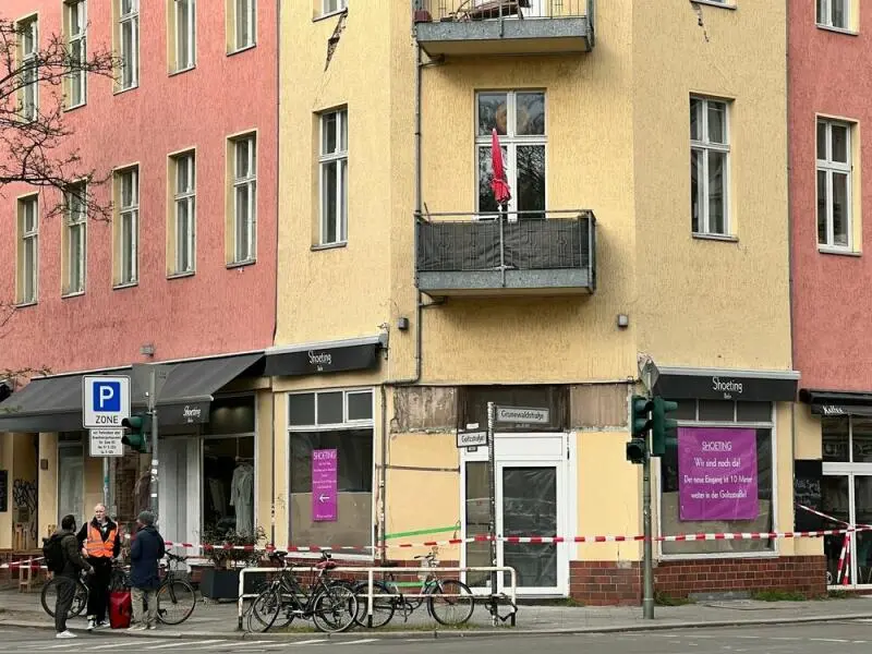 Risse an Fassade von Schöneberger Wohnhaus
