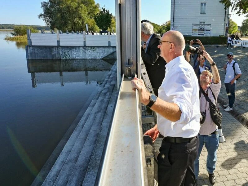 Dietmar Woidke besucht Hochwasserregion