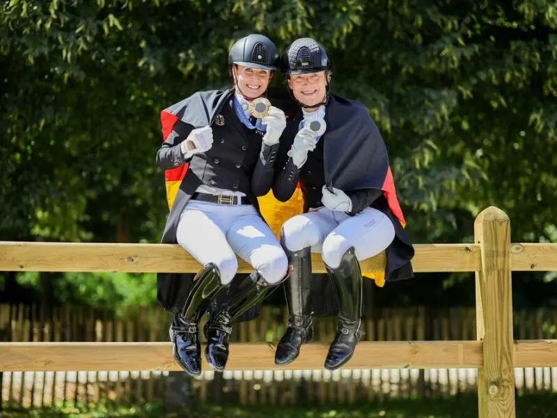 Jessica von Bredow-Werndl (l) und Isabell Werth