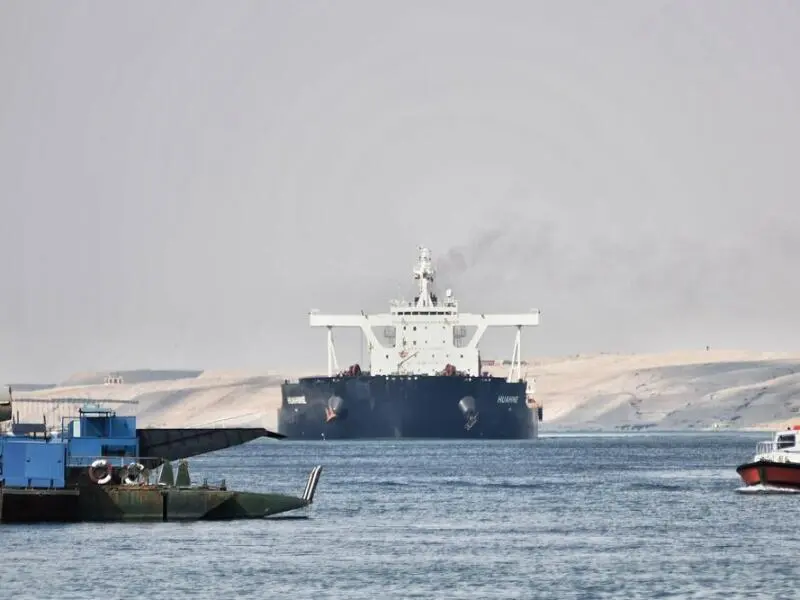 Schiffsverkehr im Suezkanal