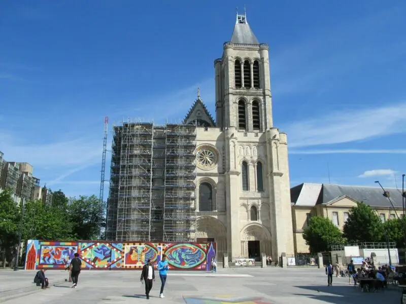 Blick auf die Basilika Saint-Denis