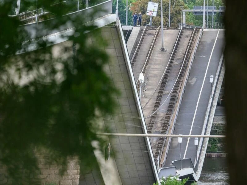 Carolabrücke in Dresden eingestürzt