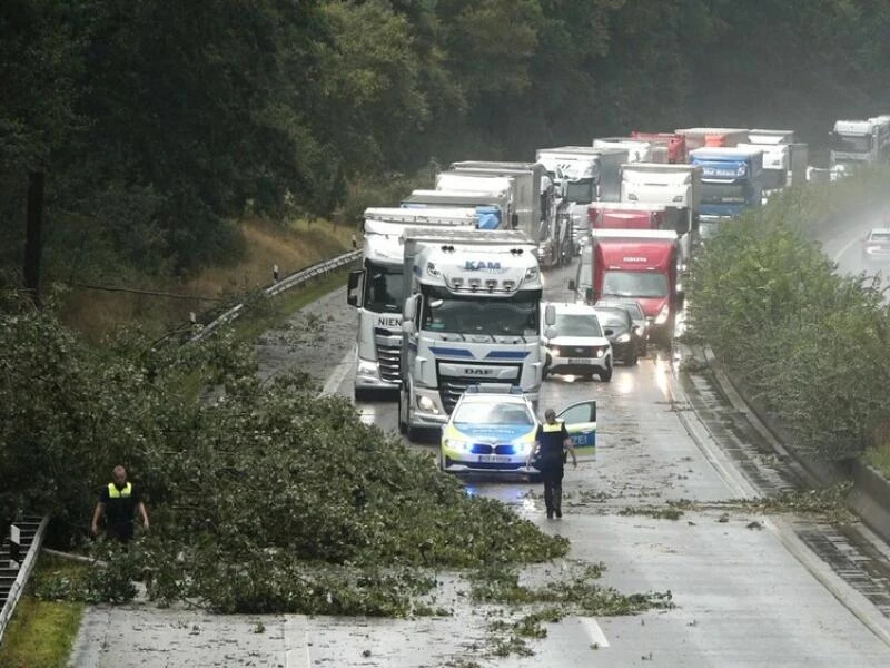 A27 nach Unwetter durch Baum blockiert