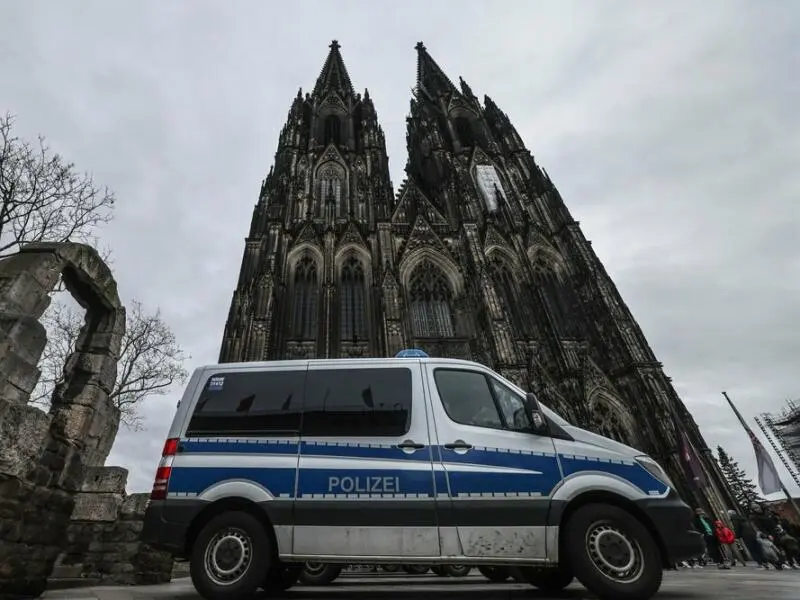 Polizei am Dom in Köln