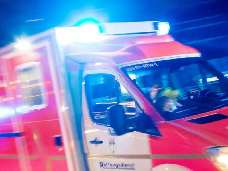 Ein Rettungswagen ist mit Blaulicht im Einsatz