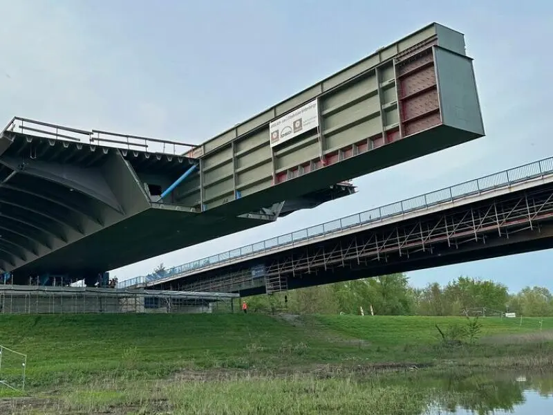 Brückenteil der A14 wird über die Elbe geschoben