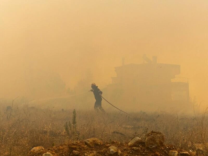 Großbrand nahe Athen