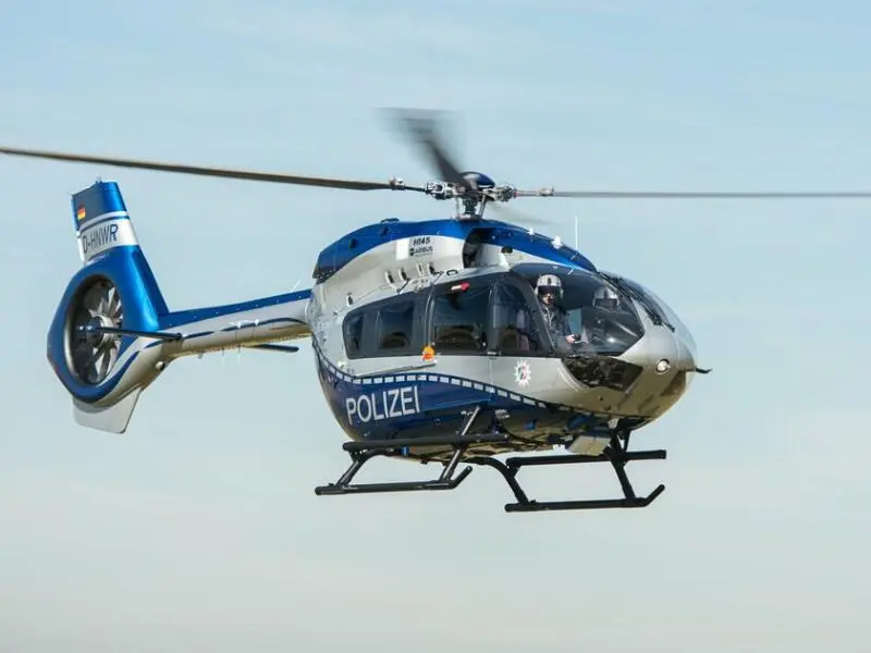 Polizei fahndet mit Hubschrauber