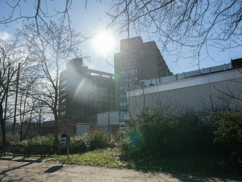 Berliner Polizisten bewachen Urban-Krankenhaus