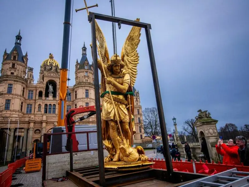 Erzengel wird von Schweriner Schlosskuppel abgenommen