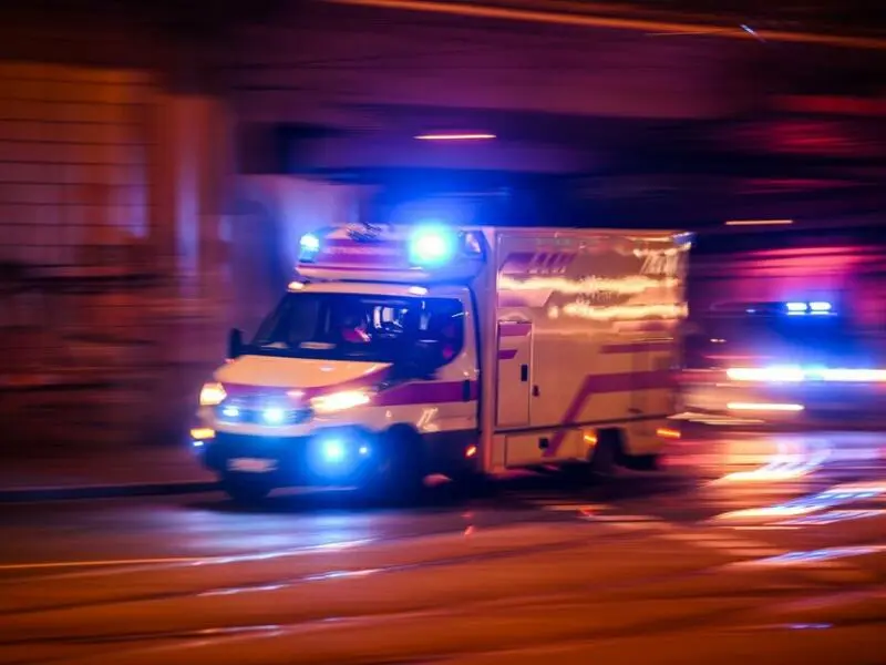 Ein Rettungswagen fährt mit Blaulicht zu einem Einsatz