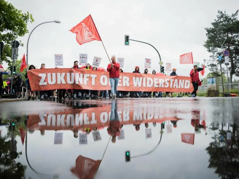 Protest gegen Verkauf von Mercedes-Autohäusern - Berlin