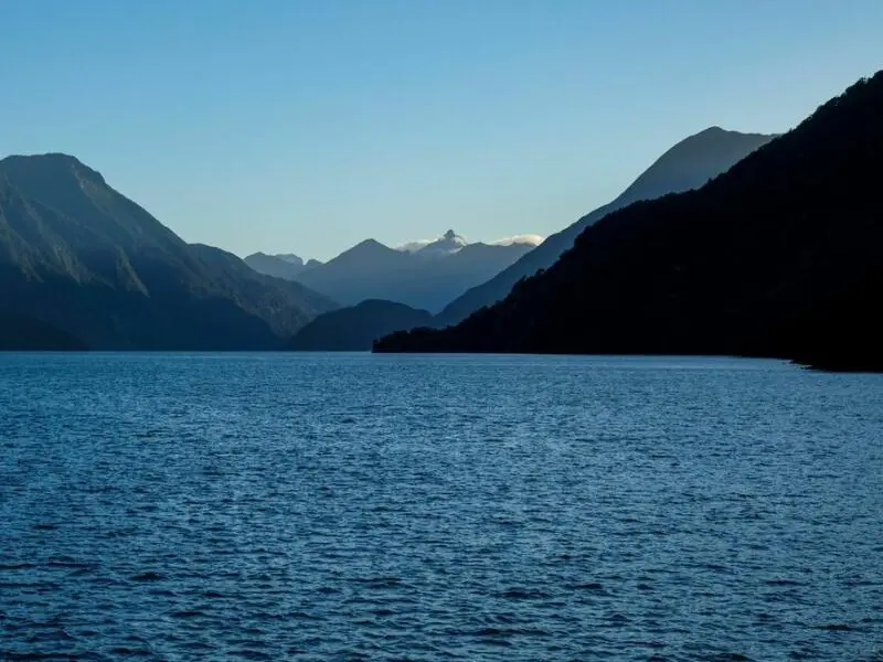 Ausblick am Morgen auf das Wasser und die Berge