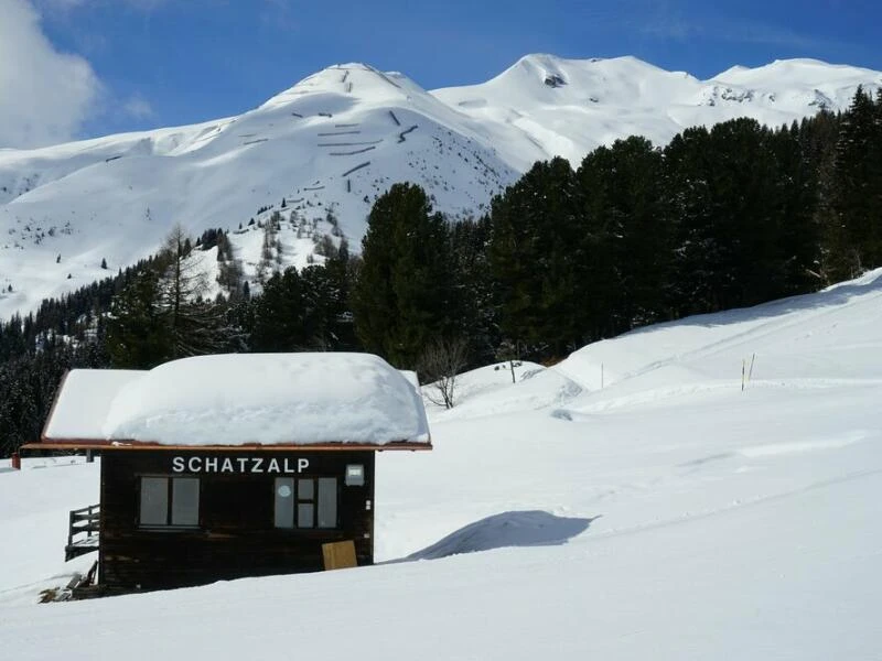 Bergpanorama mit kleiner Berghuette in der Schatzalp bei Davos in