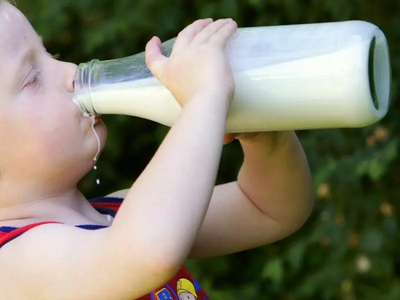 Junge trinkt Milch