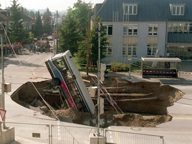 Bus stürzt in München-Trudering in Krater