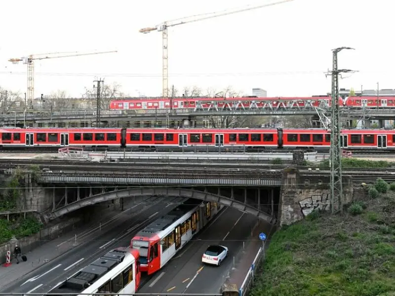 Züge überqueren eine Eisenbahnbrücke
