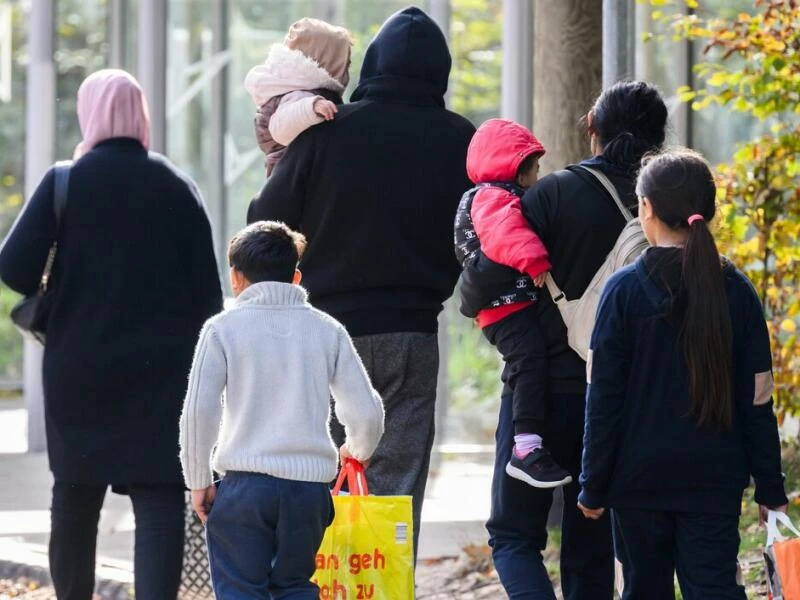 Geflüchtete auf einer Straße