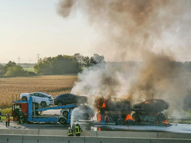 Autos brennen auf Transporter