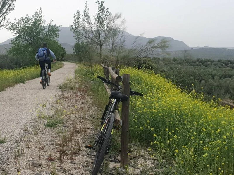 Auf einem Fahrradweg entlang der Vía Verde