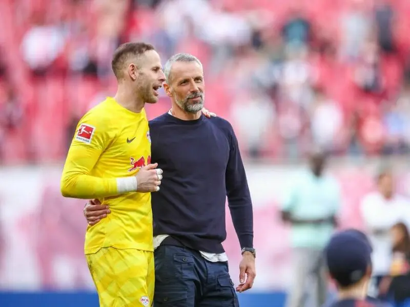 Peter Gulacsi (l) und Trainer Marco Rose RB Leipzig