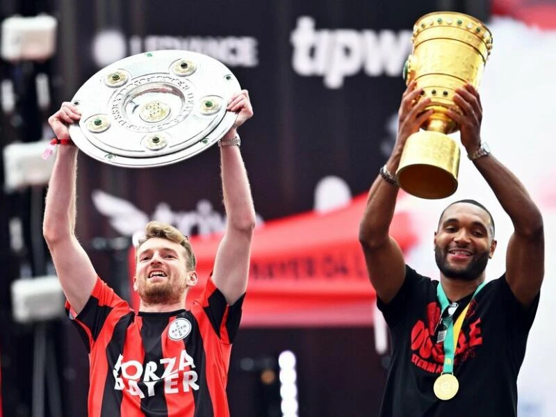 Leverkusens Lukas Hradecky (l) und Jonathan Tah.