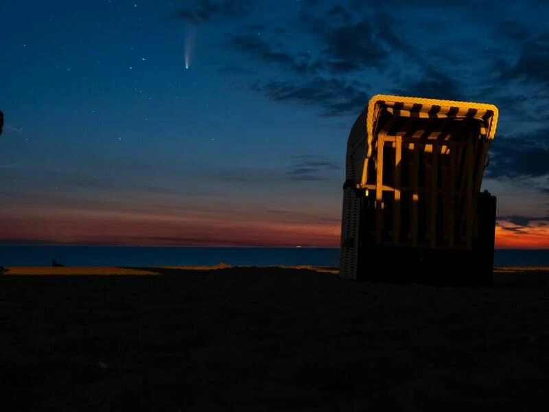 Komet über der Ostsee