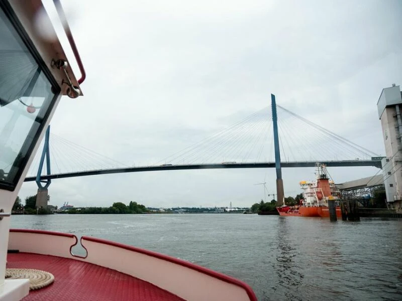 Die Köhlbrandbrücke im Hamburger Hafen