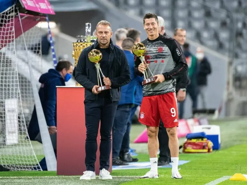 Hansi Flick (l) und Robert Lewandowski