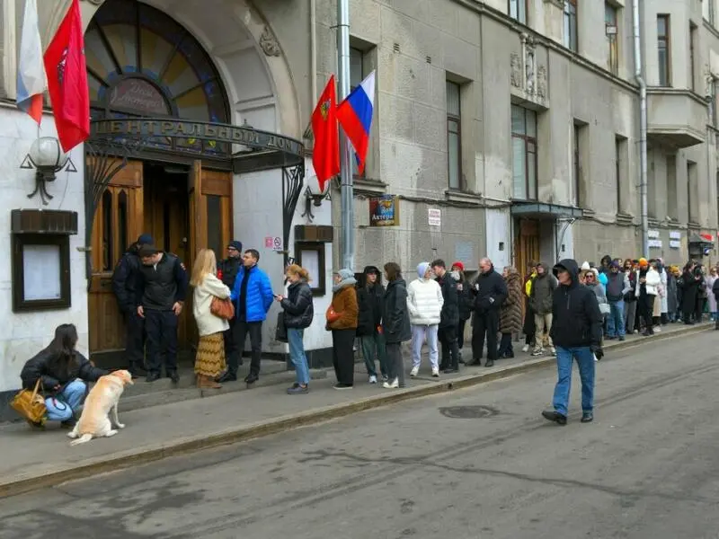 Schlange vor Wahllokal in Moskau