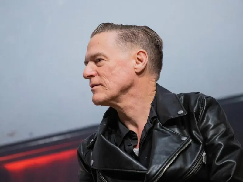 Bryan Adams hört gerne Radio.