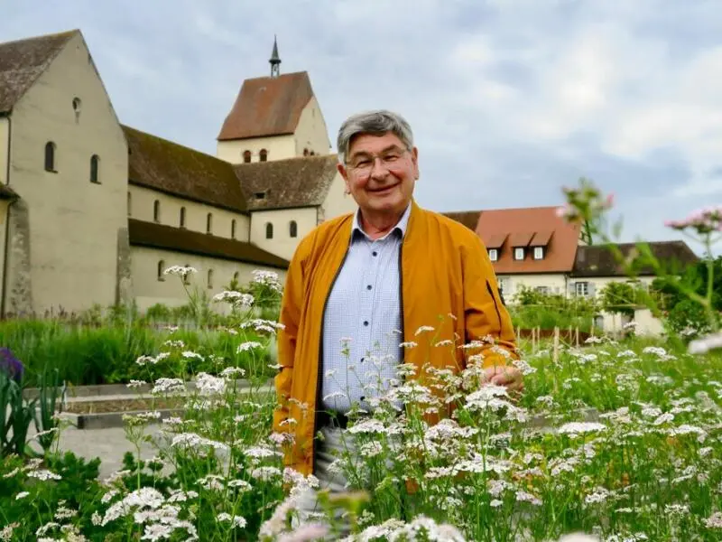 Karl Wehrle im Klostergarten des Münster St. Maria und Markus