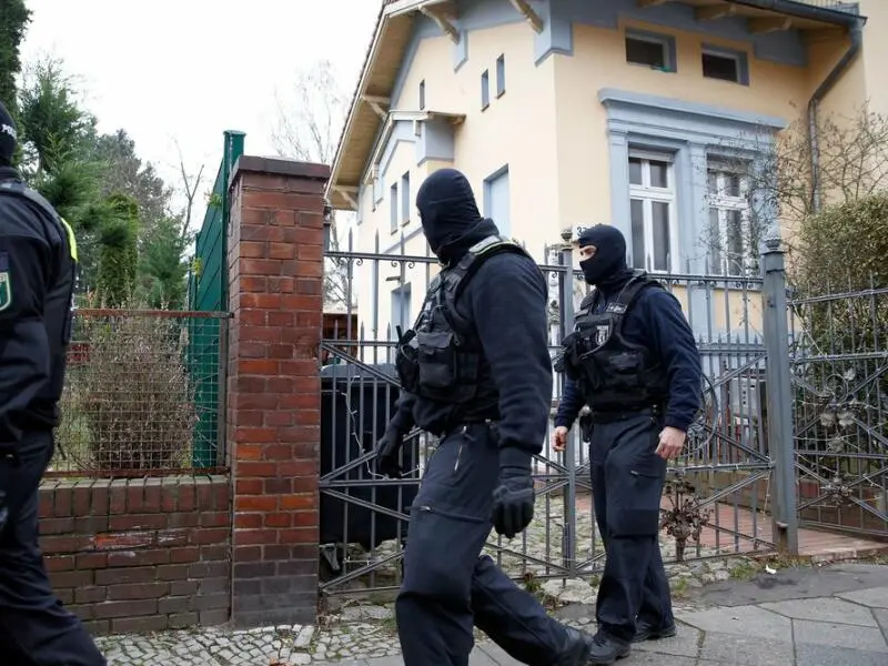 Polizei vor Clan-Villa in Berlin-Neukölln