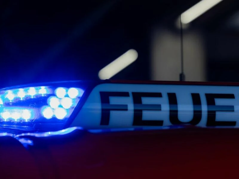 Feuerwehr bei Einsatz an Autohaus in Leverkusen