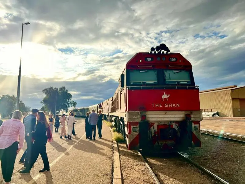 Die ikonische rote Lokomotive des Ghan