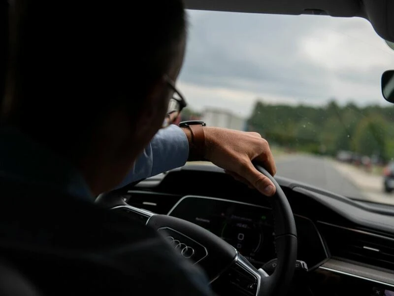 Ein Mann fährt Auto auf der Autobahn