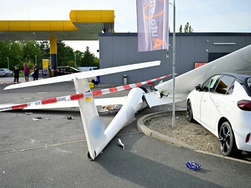 Segelflugzeug stürzt auf Gelände von Tankstelle ab