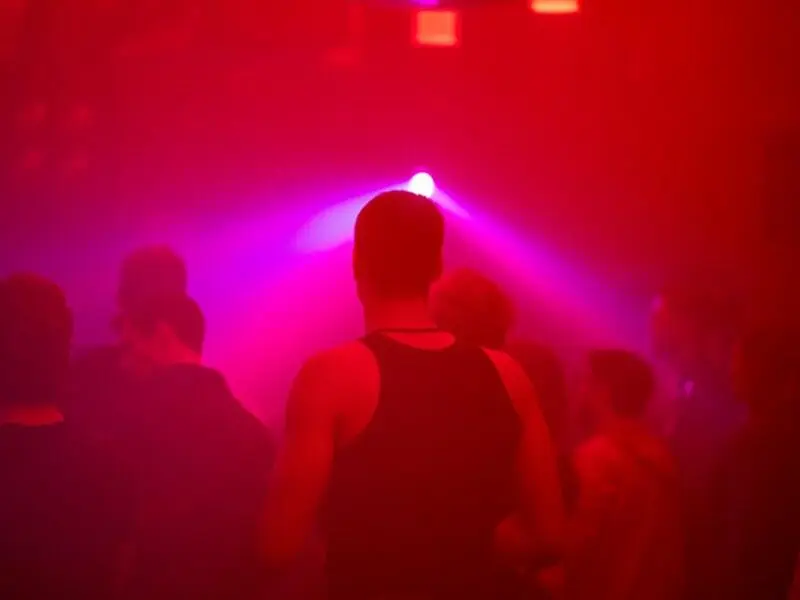 Menschen tanzen in einem Club