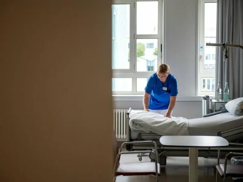 Annette Ortmann bereitet ein Zimmer vor