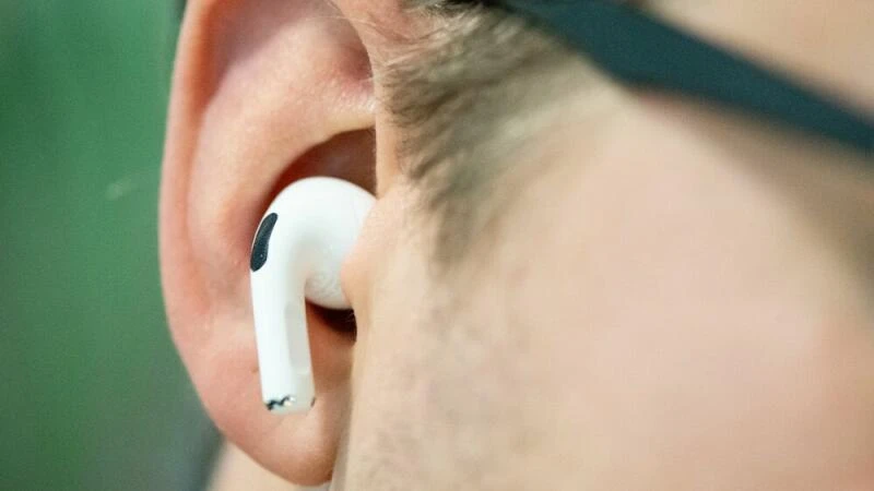 Ein Mann trägt Airpods